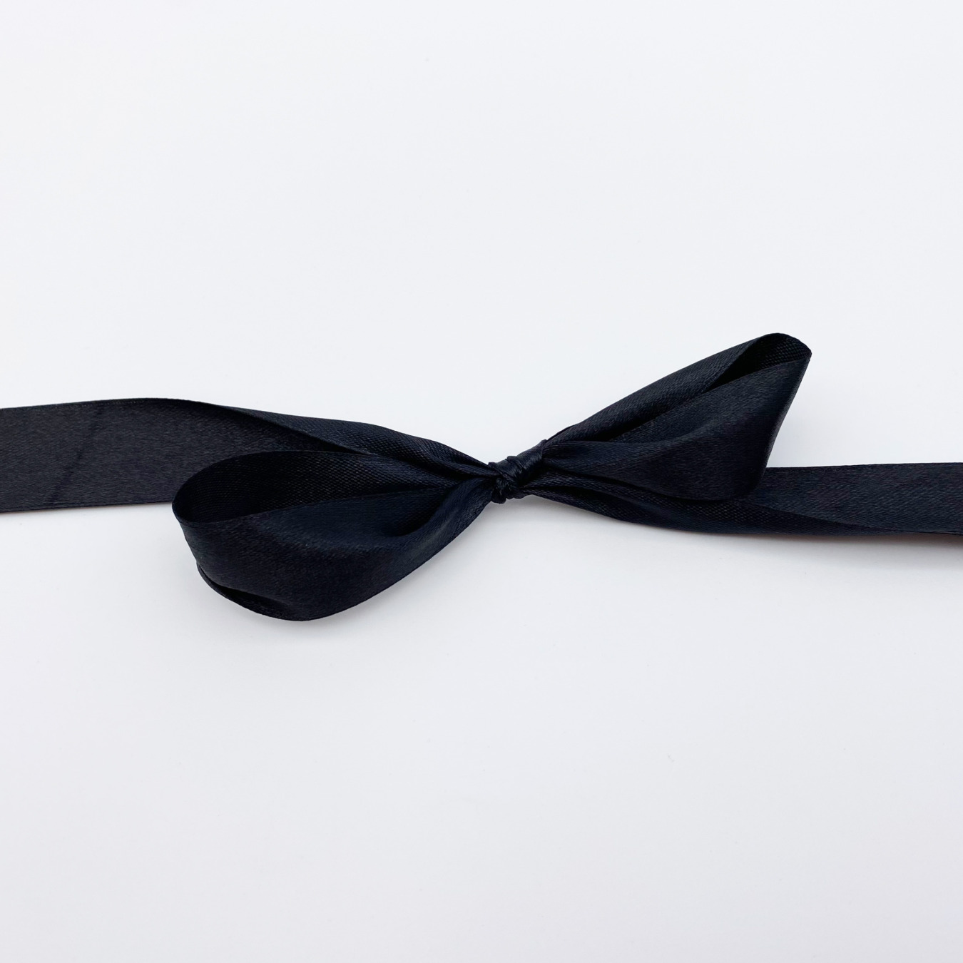 Zwart lint voor als strik om de cadeaubox